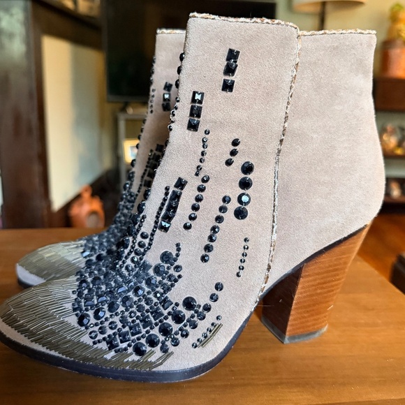 Donald J Pliner beaded Ankle Boots 7.5 - Picture 2 of 11